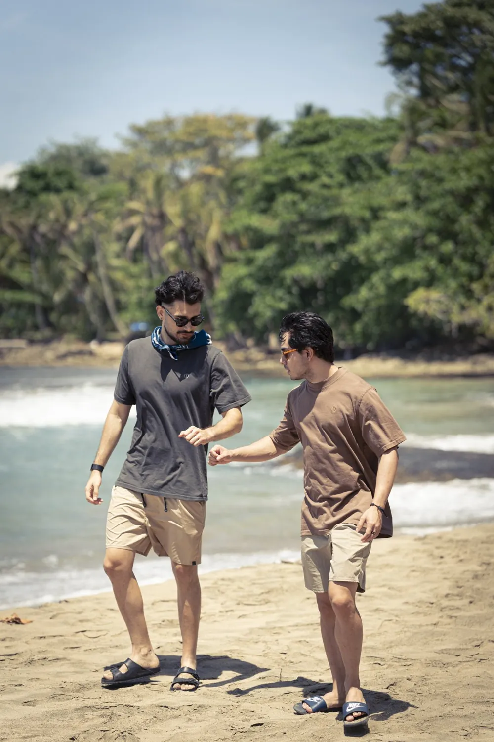 Dos amigos en la playa del Caribe con ropa inside506